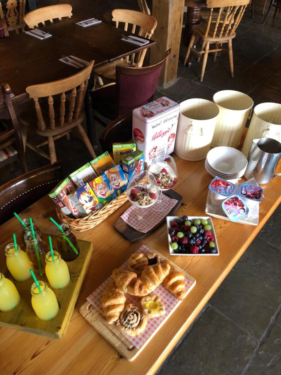 알턴 The Blacksmith Arms B&B 외부 사진
